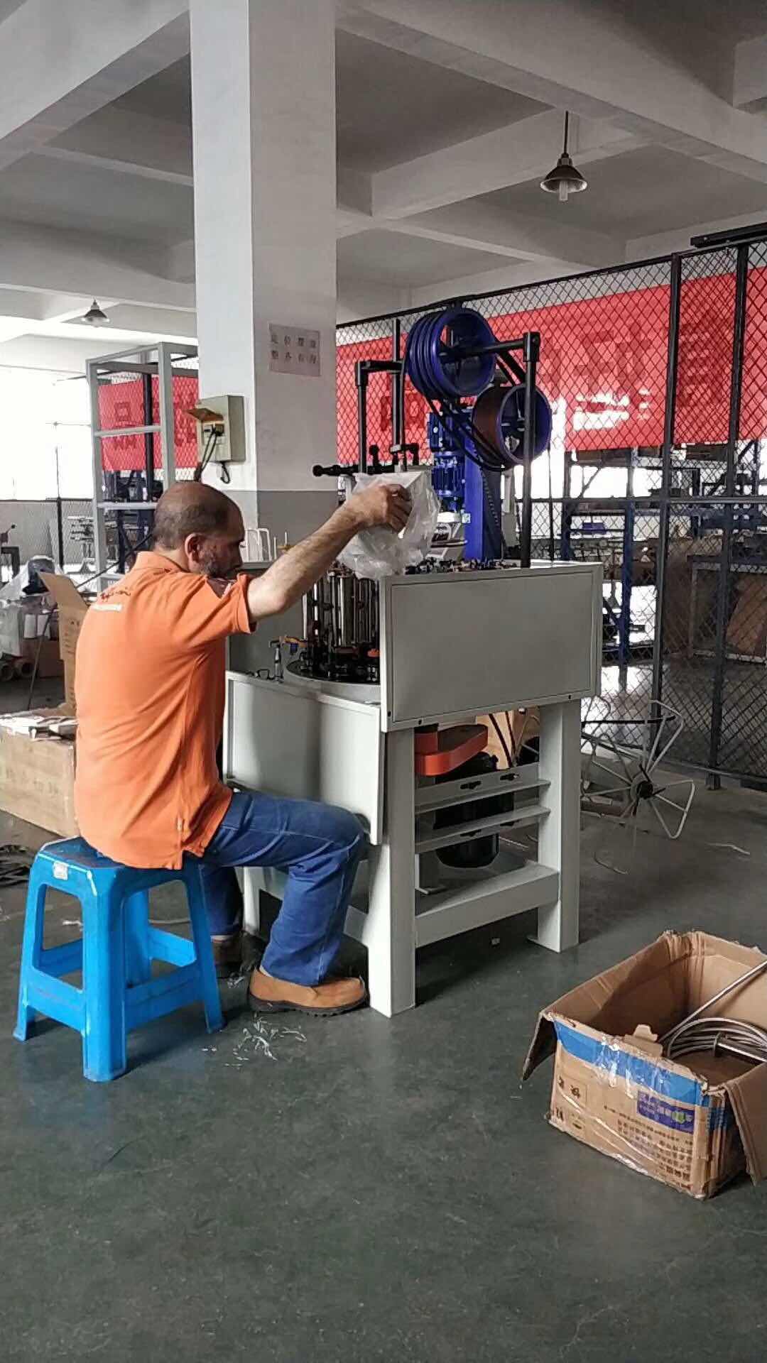 編織機技術(shù)學習現(xiàn)場