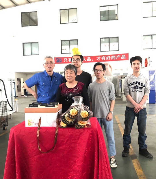 本發(fā)科技為四月份生日員工慶生，感謝為編織機(jī)事業(yè)付出